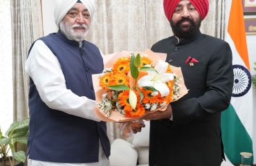 राज्यपाल से शिष्टाचार भेंट करते हुए श्री नरेंद्रजीत सिंह बिंद्रा।