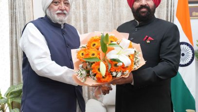 Shri Narendrajit Singh Bindra paying a courtesy call on the Governor.
