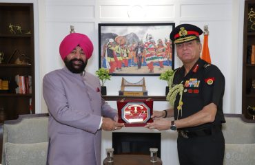 राज्यपाल से शिष्टाचार भेंट करते हुए उपसेना प्रमुख लेफ्टिनेंट जनरल धीरज सेठ।