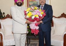 राज्यपाल से शिष्टाचार भेंट करते हुए भारत के मुख्य न्यायाधीश, न्यायमूर्ति श्री सूर्यकान्त।