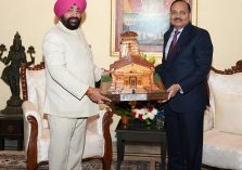 The Governor presenting a replica of the Kedarnath Temple to the Chief Justice of India, Justice Shri Surya Kant.