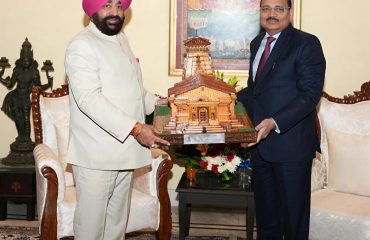 The Governor presenting a replica of the Kedarnath Temple to the Chief Justice of India, Justice Shri Surya Kant.
