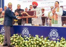 दो दिवसीय नॉर्थ जोन रीजनल कॉन्फ्रेंस के अवसर पर राज्यपाल को मोमेंटो भेंट करते हुए उत्तराखण्ड उच्च न्यायालय के मुख्य न्यायाधीश।