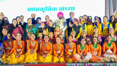 The Governor with the artists at the cultural evening held at Lok Bhavan.