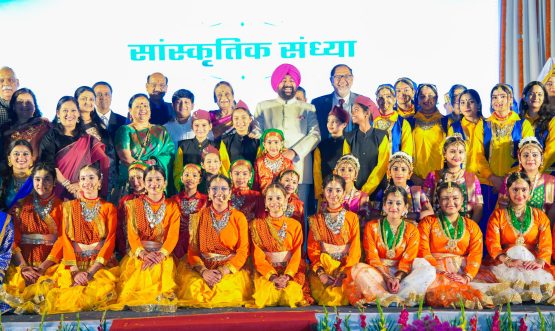 The Governor with the artists at the cultural evening held at Lok Bhavan.