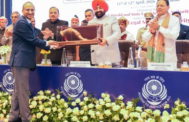 The Chief Justice of the Uttarakhand High Court presenting a memento to the Governor on the occasion of the two-day North Zone Regional Conference.