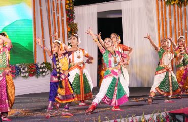 लोक भवन में आयोजित सांस्कृतिक संध्या में उत्तराखण्ड की समृद्ध लोक संस्कृति पर आधारित आकर्षक प्रस्तुतियाँ देते हुए कलाकार।