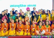 लोक भवन में आयोजित सांस्कृतिक संध्या में कलाकारों के साथ राज्यपाल।