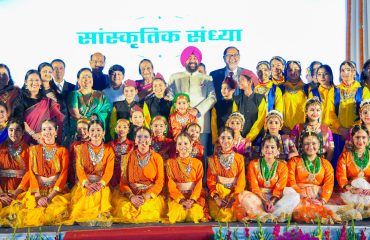 लोक भवन में आयोजित सांस्कृतिक संध्या में कलाकारों के साथ राज्यपाल।