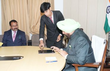 राज्यपाल के समक्ष ‘विधि सहयोगी’ मोबाइल एप का प्रस्तुतीकरण देते हुए प्रो. सतपाल सिंह बिष्ट।