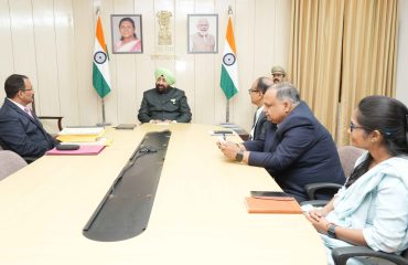 Vice-Chancellor of Soban Singh Jeena University, presenting the ‘Vidhi Sahyogi’ mobile app before the Governor.