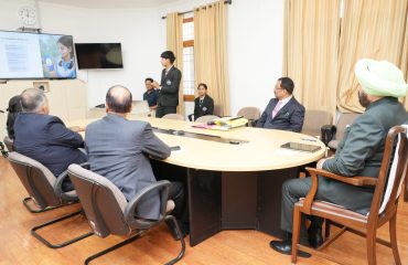 Vice-Chancellor of Soban Singh Jeena University, presenting the ‘Vidhi Sahyogi’ mobile app before the Governor.
