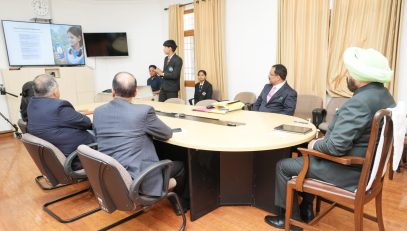 Vice-Chancellor of Soban Singh Jeena University, presenting the ‘Vidhi Sahyogi’ mobile app before the Governor.