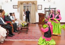 हिमाचल प्रदेश के स्थापना दिवस के अवसर पर छात्राओं द्वारा दी जा रही सांस्कृतिक कार्यक्रम की मनमोहक प्रस्तुती को देखते हुए राज्यपाल।