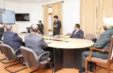 Vice-Chancellor of Soban Singh Jeena University, presenting the ‘Vidhi Sahyogi’ mobile app before the Governor.