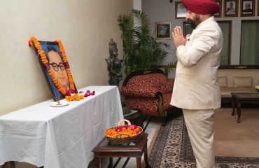 The Governor pays tribute by offering flowers to the portrait of the Architect of the Indian Constitution and Bharat Ratna, Dr. Bhimrao Ambedkar, on the occasion of his birth anniversary.