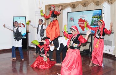 हिमाचल प्रदेश के स्थापना दिवस के अवसर पर सांस्कृतिक कार्यक्रम की मनमोहक प्रस्तुती देते हुए छात्र-छात्राएं।