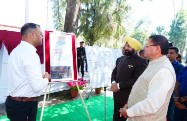 लोक भवन परिसर में बहुउद्देशीय भवनों के शिलान्यास के अवसर पर जानकारी प्राप्त करते हुए राज्यपाल एवं मुख्यमंत्री।