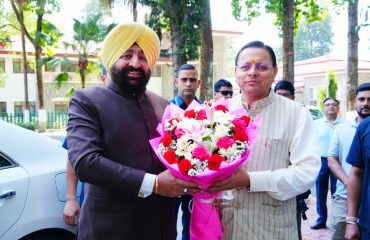 लोक भवन परिसर में बहुउद्देशीय भवनों के शिलान्यास के अवसर पर राज्यपाल से मुलाकात करते हुए मुख्यमंत्री श्री पुष्कर सिंह धामी।