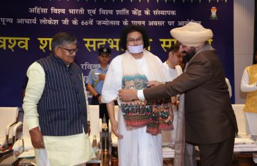 नई दिल्ली में अहिंसा विश्व भारती द्वारा आयोजित “विश्व शांति सद्भावना सम्मेलन” के अवसर पर आचार्य लोकेश मुनि जी को शॉल भेंट कर जन्मदिन की शुभकामनाएं देते हुए राज्यपाल।