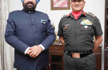 राज्यपाल से लोक भवन में कमांडेंट गढ़वाल राइफल्स रेजिमेंटल सेंटर, लैंसडाउन ब्रिगेडियर विनोद सिंह नेगी ने शिष्टाचार भेंट की।