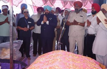 The Governor paying obeisance at Gurdwara Baba Sri Chand Ji and praying for the prosperity of the nation and the state.
