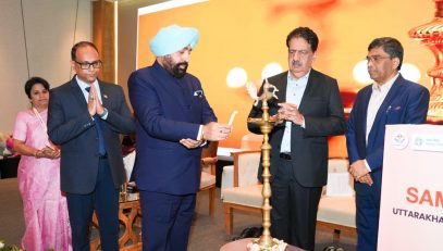 The Governor inaugurating the dialogue program titled "The Impact of AI on Education," organized under the aegis of the Department of Education and the Sampark Foundation.