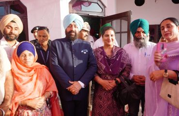 अपने पैतृक गांव जलाल उस्मान, अमृतसर (पंजाब) पहुंचकर ग्रामवासियों से आत्मीय संवाद करते हुए राज्यपाल।