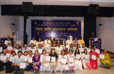 नई दिल्ली में अहिंसा विश्व भारती द्वारा जैन आचार्य श्री लोकेश मुनि जी के जन्मोत्सव पर आयोजित “विश्व शांति सद्भावना सम्मेलन” के अवसर पर उपस्थित गणमान्य जनों के साथ राज्यपाल।