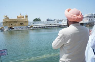 अमृतसर स्थित श्री हरमंदिर साहिब में देश एवं प्रदेशवासियों की सुख, समृद्धि एवं खुशहाली के लिए अरदास करते हुए राज्यपाल।