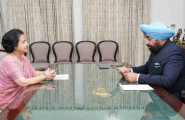 राज्यपाल से शिष्टाचार भेंट करते हुए कमांडेंट गढ़वाल राइफल्स रेजिमेंटल सेंटर, लैंसडाउन ब्रिगेडियर विनोद सिंह नेगी।