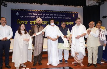 “विश्व शांति सद्भावना सम्मेलन” के अवसर पर आचार्य लोकेश मुनि जी को शॉल भेंट कर जन्मदिन की शुभकामनाएं देते हुए राज्यपाल।