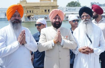 The Governor offering Ardas (prayer) for the happiness, prosperity, and well-being of the people of the nation and the state at Sri Harmandir Sahib in Amritsar.