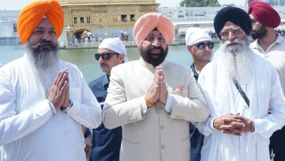 The Governor offering Ardas (prayer) for the happiness, prosperity, and well-being of the people of the nation and the state at Sri Harmandir Sahib in Amritsar.