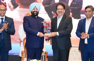 शिक्षा विभाग एवं संपर्क फाउंडेशन के तत्वावधान में आयोजित “शिक्षा पर एआई के प्रभाव” संवाद कार्यक्रम के अवसर पर राज्यपाल को मोमेंटो भेंट करते हुए संपर्क फाउंडेशन’ के संस्थापक श्री विनीत नायर।