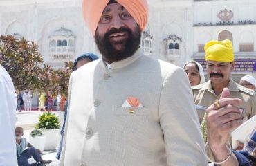 अमृतसर स्थित श्री हरमंदिर साहिब परिसर का भ्रमण करते हुए राज्यपाल।