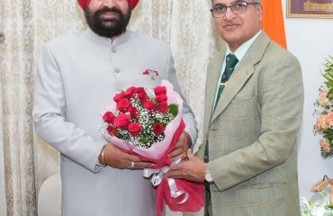 राज्यपाल से शिष्टाचार भेंट करते हुए श्री श्रीराम तरणीकांति।