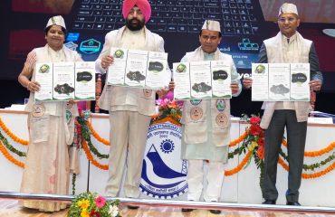 वीर माधो सिंह भण्डारी, उत्तराखण्ड प्रौद्योगिकी विश्वविद्यालय के नवें दीक्षांत समारोह के अवसर पर इवोरा उत्तराखण्ड एनवायरनमेंट गार्डियन ऐप का विमोचन करते हुए राज्यपाल।