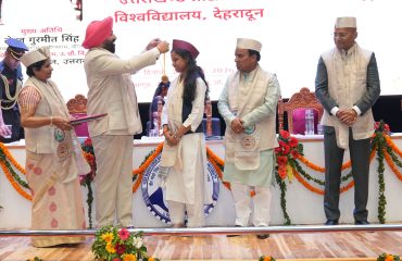 उत्तराखण्ड प्रौद्योगिकी विश्वविद्यालय के नवें दीक्षांत समारोह के अवसर पर स्नातक एवं परास्नातक पाठ्यक्रमों के उत्तीर्ण विद्यार्थियों को मेडल व उपाधियां प्रदान करते हुए राज्यपाल।