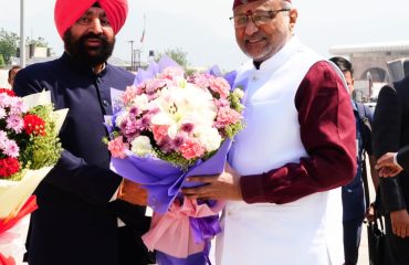 उपराष्ट्रपति श्री सी. पी. राधाकृष्णन के देवभूमि उत्तराखण्ड आगमन पर जौलीग्रांट एयरपोर्ट पर उनका स्वागत करते हुए राज्यपाल।