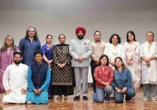 लघु फिल्म ‘मिस्टी’ की विशेष स्क्रीनिंग कार्यक्रम के अवसर पर फिल्म से जुड़े कलाकारों, निर्माताओं, बुद्धिजीवियों एवं अन्य गणमान्य अतिथियों के साथ राज्यपाल।