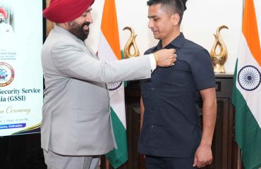 लोक भवन में तैनात सुरक्षाकर्मियों को विशिष्ट पहचान प्रदान करने की दिशा में एक महत्वपूर्ण पहल करते हुए, राज्यपाल लेफ्टिनेंट जनरल गुरमीत सिंह (से नि) ने बैज अलंकरण कार्यक्रम में उन्हें विशेष बैज प्रदान किए।