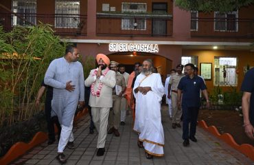 आर्ट ऑफ लिविंग इंटरनेशनल सेंटर, बेंगलुरु में आयोजित कार्यक्रम में प्रतिभाग करते हुए राज्यपाल।