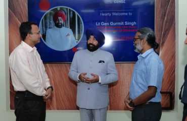 बेंगलुरु स्थित भारतीय विज्ञान संस्थान (IISc) भ्रमण के दौरान एआरटी पार्क (AI & Robotics Technology Park) का अवलोकन कर जानकारी प्राप्त करते हुए राज्यपाल।