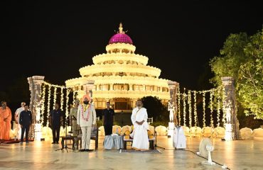 आर्ट ऑफ लिविंग इंटरनेशनल सेंटर, बेंगलुरु में आयोजित कार्यक्रम के अवसर पर राज्यपाल।