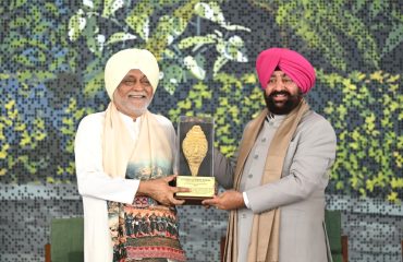 कार्यक्रम के अवसर पर पूज्य कमलेश डी पटेल (दाजी) को स्मृति चिन्ह भेंट करते हुए राज्यपाल।