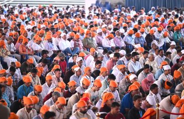 Dignitaries present meditating at the program organized to commemorate the 350th martyrdom year of Shri Guru Tegh Bahadur Ji, the birth anniversaries of Shri Ramchandra (Babuji) Maharaj and Sant Tukdoji Maharaj.