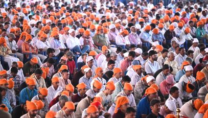 Dignitaries present meditating at the program organized to commemorate the 350th martyrdom year of Shri Guru Tegh Bahadur Ji, the birth anniversaries of Shri Ramchandra (Babuji) Maharaj and Sant Tukdoji Maharaj.