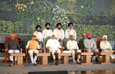 हैदराबाद स्थित कान्हा शांति वनम में श्री गुरु तेग बहादुर जी के 350वें शहीदी वर्ष, श्री रामचंद्र (बाबूजी) महाराज एवं संत तुकडोजी महाराज की जयंती के उपलक्ष्य में आयोजित कार्यक्रम में प्रतिभाग में प्रतिभाग करते हुए राज्यपाल।