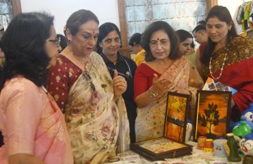“दून हस्तशिल्प बाजार 2026” कार्यक्रम में महिला उद्यमियों द्वारा लगाए गए विभिन्न स्टालों का अवलोकन करती हुईं प्रथम महिला श्रीमती गुरमीत कौर।